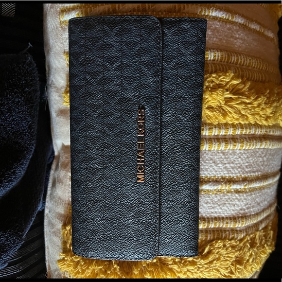 Michael Kors wallet - Picture 1 of 3